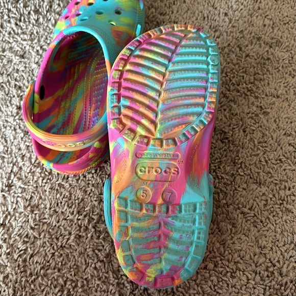 Women’s Crocs Classic Marbled - Picture 3 of 4